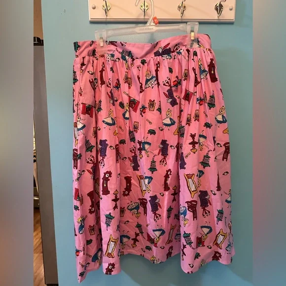 Brand new without tags! Hot Topic/Disney’s Alice in Wonderland skirt w/ pockets - Picture 2 of 3